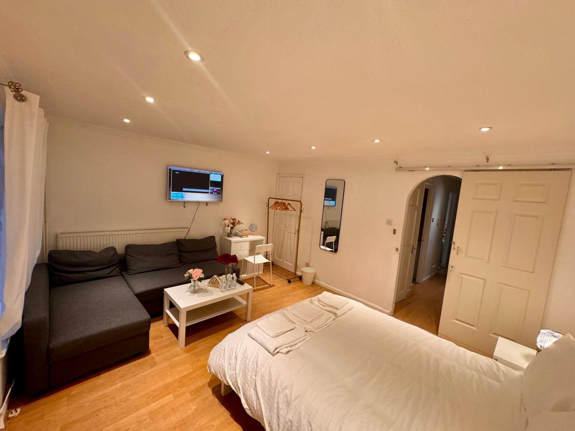 A Calm Stay Near Battersea Reach London Exteriör bild