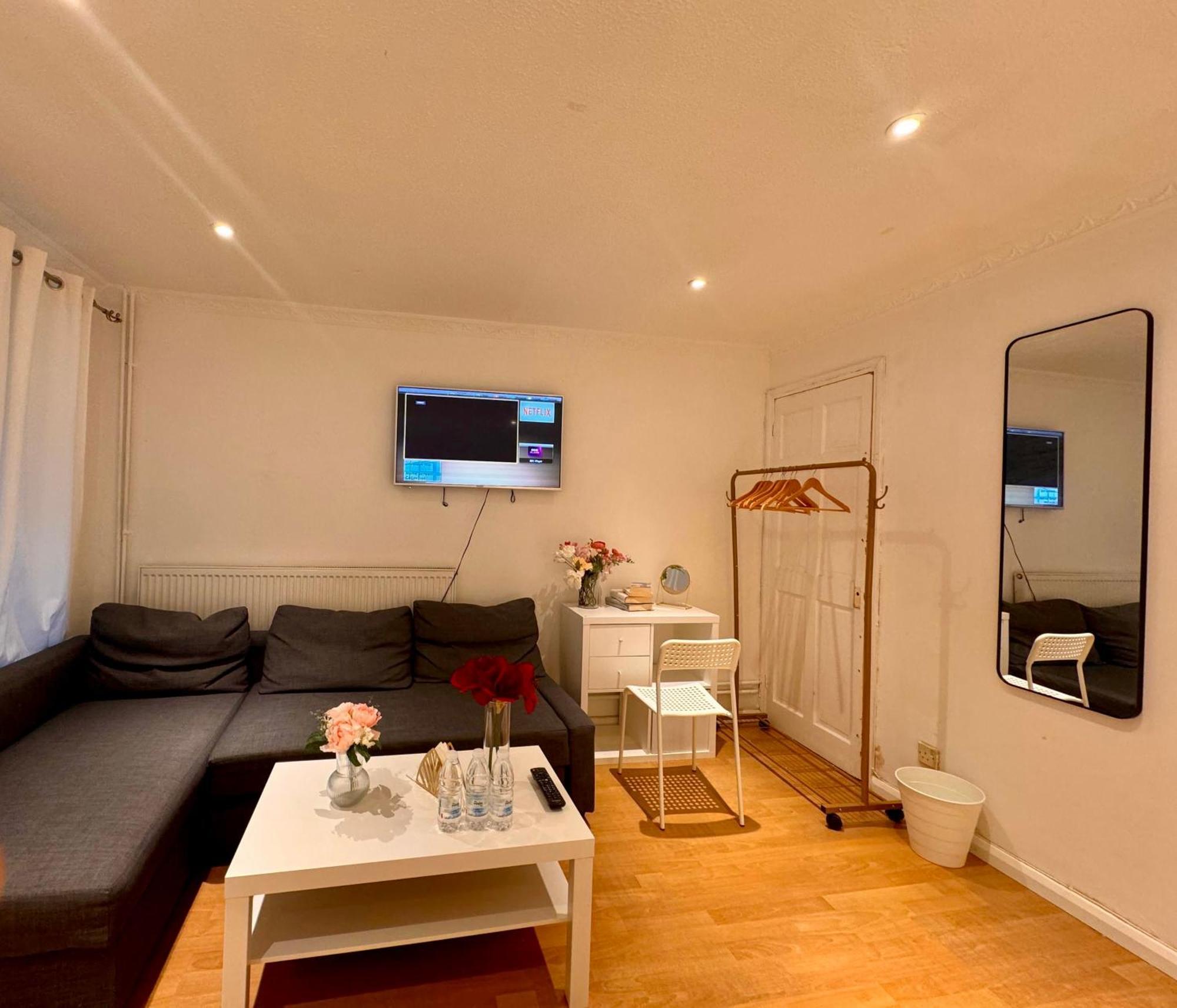 A Calm Stay Near Battersea Reach London Exteriör bild